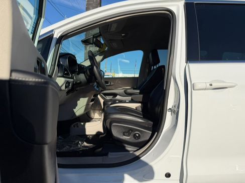 Used 2023 Chrysler Pacifica Touring-L image 15