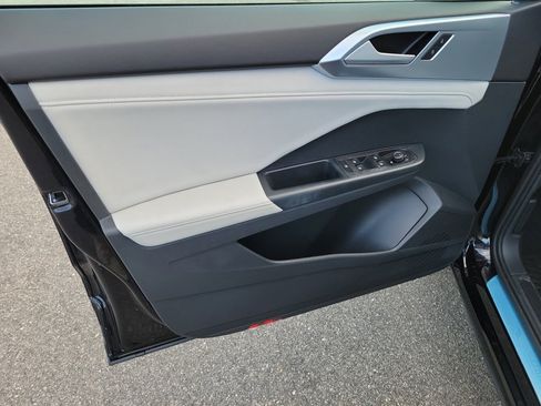 Certified 2025 Volkswagen Taos SE w/ Panoramic Sunroof Package image 36