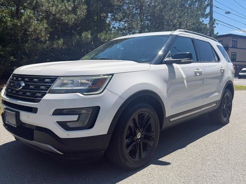 Used 2017 Ford Explorer XLT w/ Equipment Group 202A AWD/4WD image 3