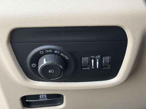 Used 2025 Jeep Grand Cherokee Limited RWD image 28