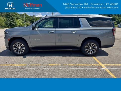 Used 2022 Chevrolet Suburban LT w/ LT Signature Plus Package AWD/4WD image 1