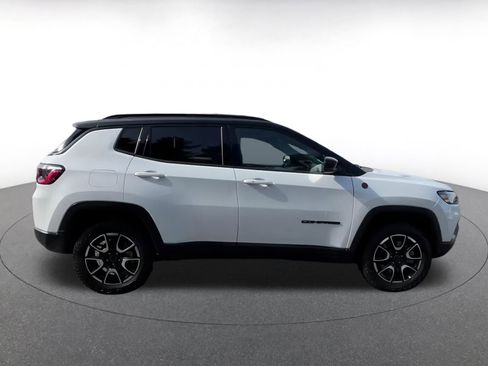 Used 2025 Jeep Compass Trailhawk image 16