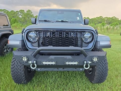 Used 2025 Jeep Gladiator Sport AWD/4WD image 6