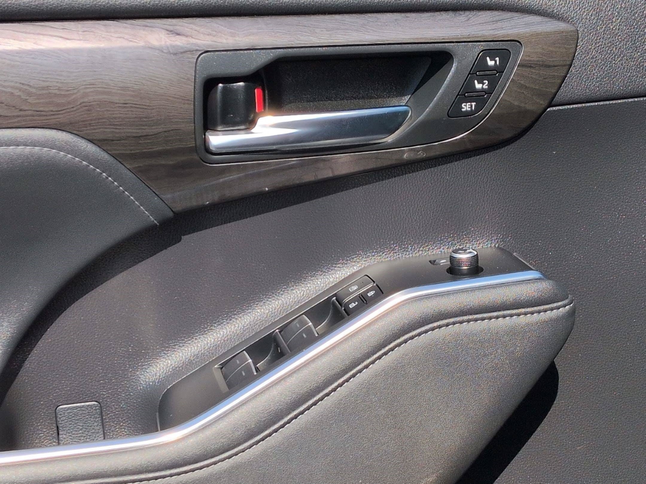 Used 2023 Toyota Highlander Limited FWD image 13