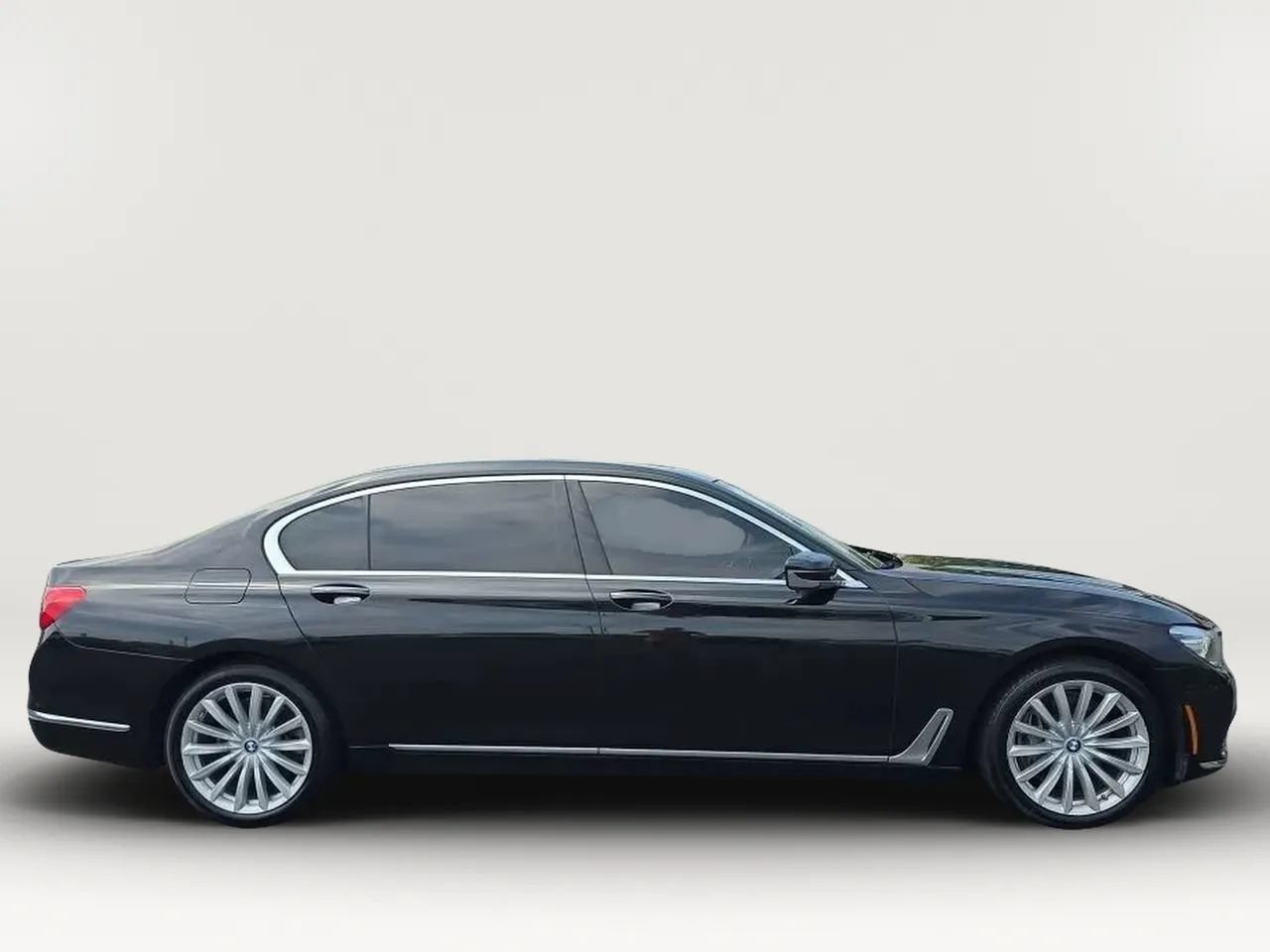 Used 2019 BMW 740i w/ Cold Weather Package RWD image 9