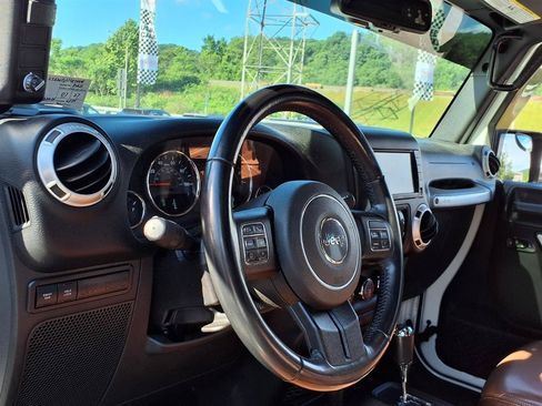 Used 2018 Jeep Wrangler Unlimited Rubicon w/ Connectivity Group AWD/4WD image 6
