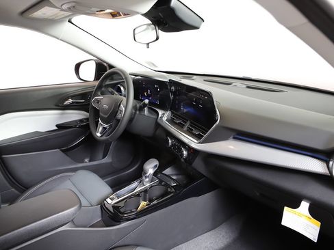 New 2026 Chevrolet Trax LT w/ Sunroof Package FWD image 8