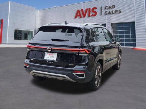 Used 2025 Volkswagen Taos SE AWD/4WD image 6