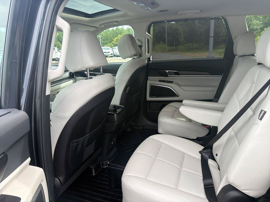 Used 2025 Kia Telluride EX w/ EX Captain's Chair Package AWD/4WD image 28