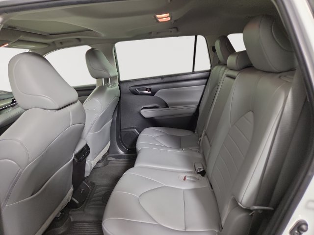 Used 2024 Toyota Highlander XLE AWD/4WD image 16