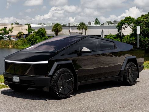 Used 2024 Tesla Cybertruck AWD Crew Cab image 7