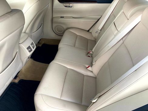 Used 2014 Lexus ES 350 w/ Luxury Package FWD image 12