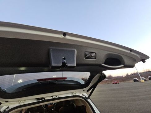 Used 2023 Kia Carnival EX image 39