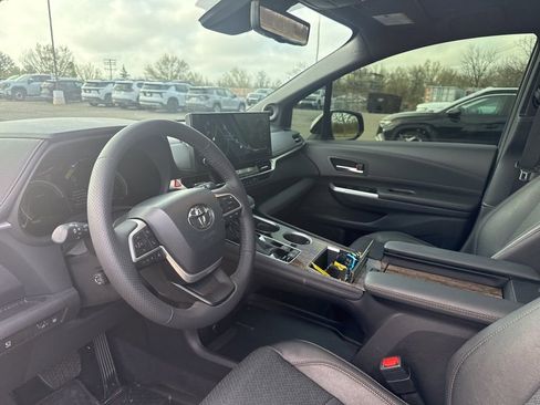 Used 2025 Toyota Sienna Platinum image 19