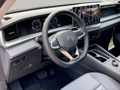 New 2026 Volkswagen Tiguan SE FWD image 8