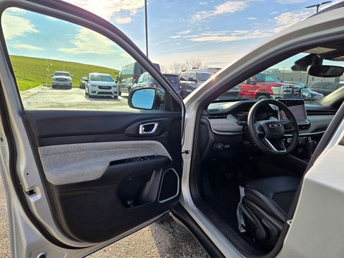 Used 2024 Jeep Compass Latitude AWD/4WD image 11