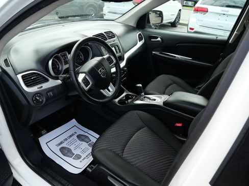 Used 2019 Dodge Journey SE w/ Connectivity Group FWD image 9