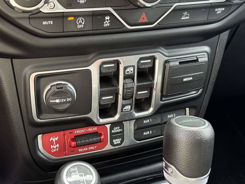 Used 2020 Jeep Gladiator Rubicon w/ Trailer Tow Package AWD/4WD image 24