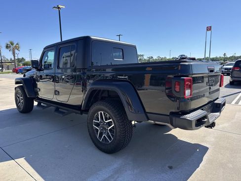 Used 2024 Jeep Gladiator Sport AWD/4WD image 5