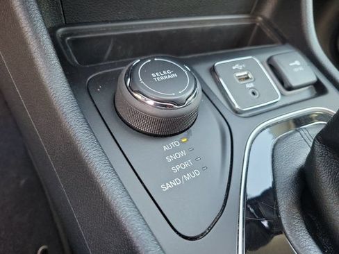 Used 2023 Jeep Cherokee Altitude Lux AWD/4WD image 18