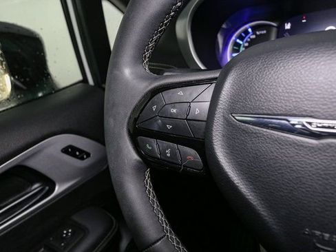 Used 2024 Chrysler Pacifica Select image 32