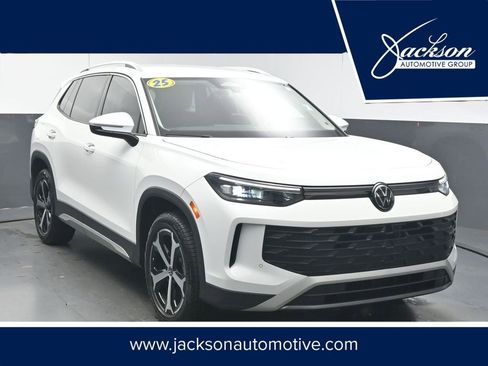 Certified 2025 Volkswagen Tiguan SE image 1