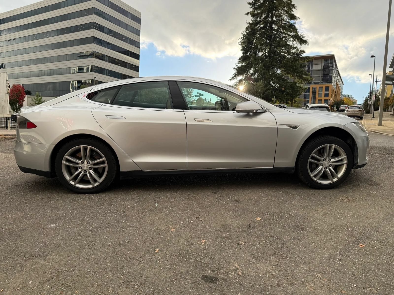 Used 2014 Tesla Model S 85 RWD image 10