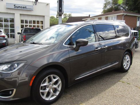 Used 2010 Chrysler Town & Country LX image 3