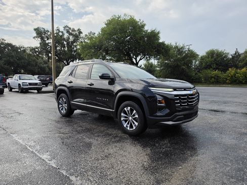 Used 2025 Chevrolet Equinox LT w/ Convenience Package II FWD image 2