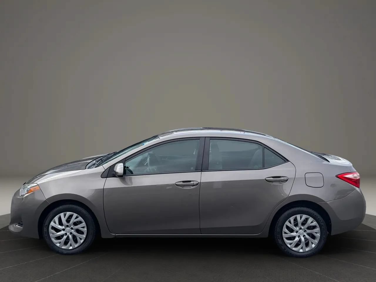 Used 2017 Toyota Corolla LE FWD image 2