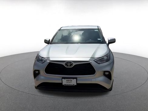 Used 2025 Toyota Highlander LE FWD image 4