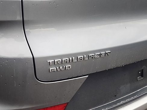 Used 2025 Chevrolet TrailBlazer LT AWD/4WD image 3