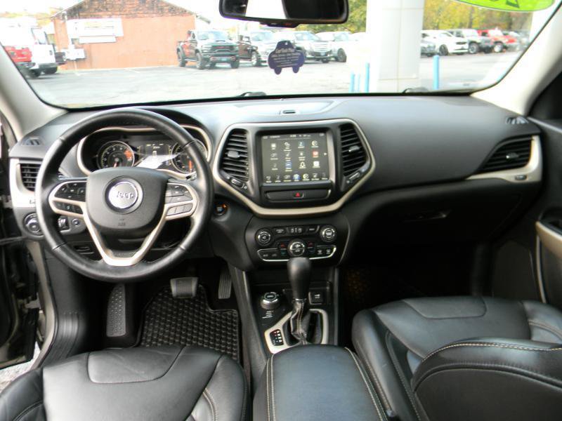 Used 2017 Jeep Cherokee Latitude w/ Comfort/Convenience Group AWD/4WD image 19