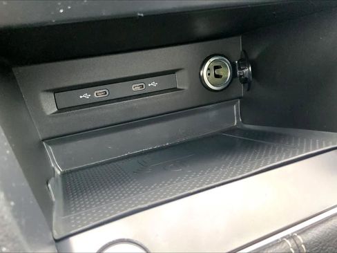 Used 2022 Volkswagen Taos SE w/ Panoramic Sunroof Package image 35