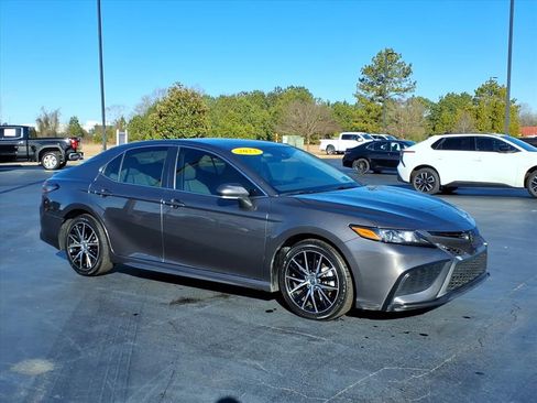Used 2023 Toyota Camry SE image 1