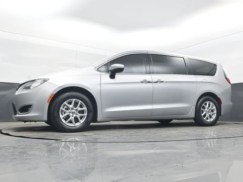 Used 2022 Chrysler Voyager LX image 28