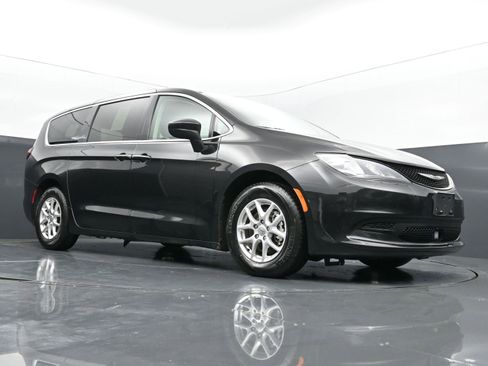 Used 2023 Chrysler Voyager LX image 41