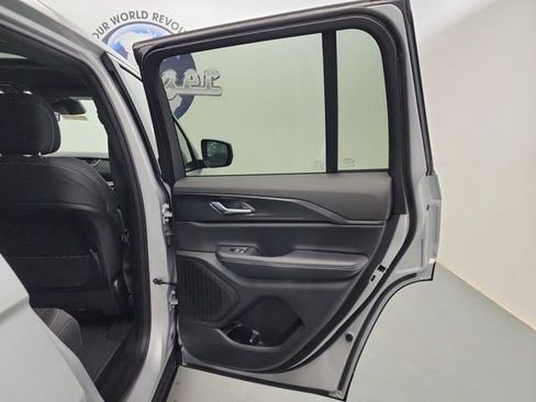 New 2025 Jeep Grand Cherokee Laredo X w/ Luxury Tech Group I image 31