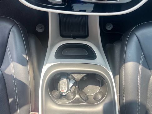 Used 2024 Chrysler Pacifica Touring-L FWD image 25