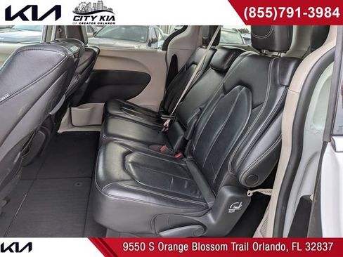 Used 2022 Chrysler Pacifica Touring-L w/ Uconnect Theater Family Group FWD image 17