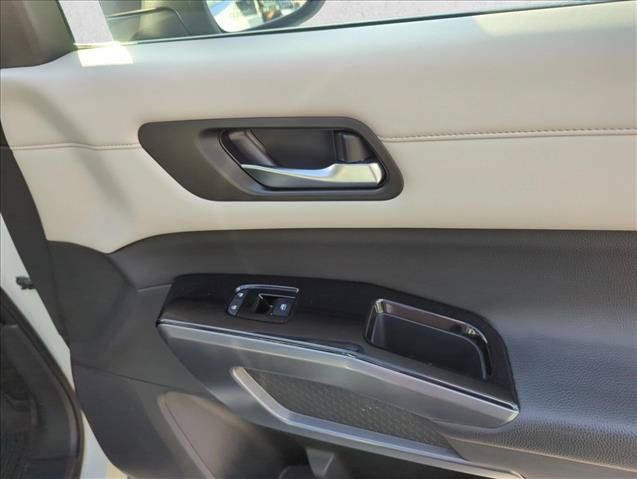 Used 2023 Nissan Pathfinder SL AWD/4WD image 27
