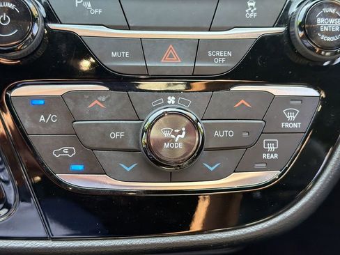 Used 2020 Chrysler Pacifica Touring-L w/ S Appearance Package FWD image 16