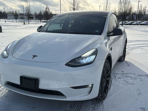 Used 2021 Tesla Model Y Long Range image 16