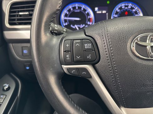 Used 2018 Toyota Highlander XLE image 22