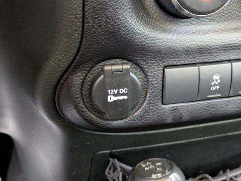 Used 2015 Jeep Wrangler Sport image 27