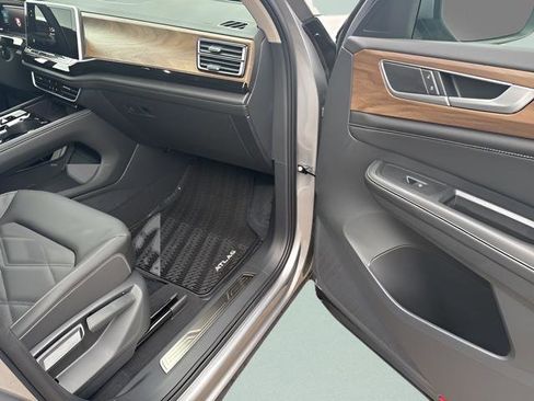 New 2025 Volkswagen Atlas SE image 24