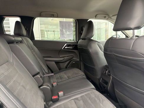 Used 2025 Mitsubishi Outlander SE image 31