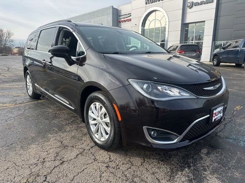Used 2017 Chrysler Pacifica Touring-L image 2