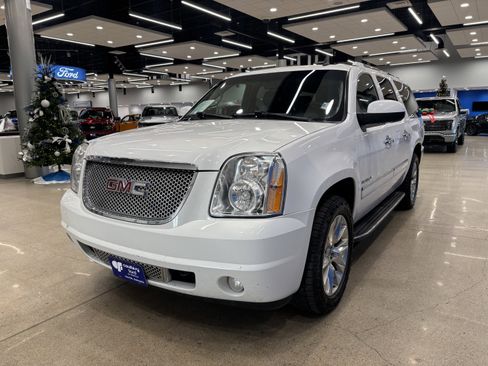Used 2011 GMC Yukon XL Denali image 4