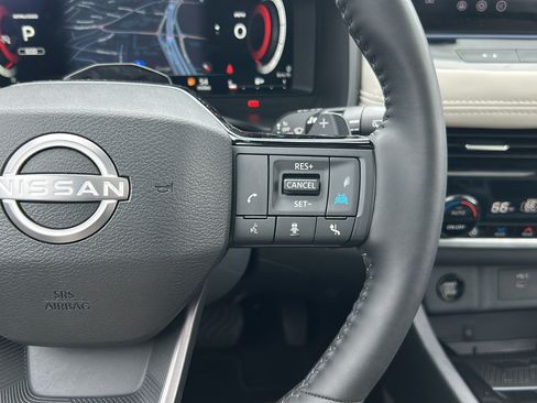 Used 2025 Nissan Rogue SL w/ Tech Package FWD image 13